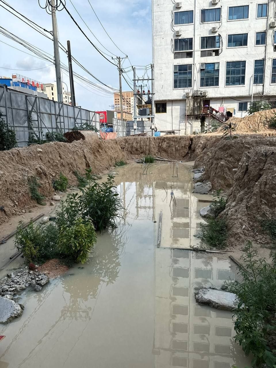 西港红灯笼附近皇嘟酒店查护照，朋友刚从四楼跳下来躲过检查，目前几个朋友都被宪兵带走了
