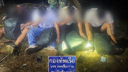泰国新闻 泰国湄公河边抓到4名中国人 深夜偷渡上岸，包里装着约50部手机