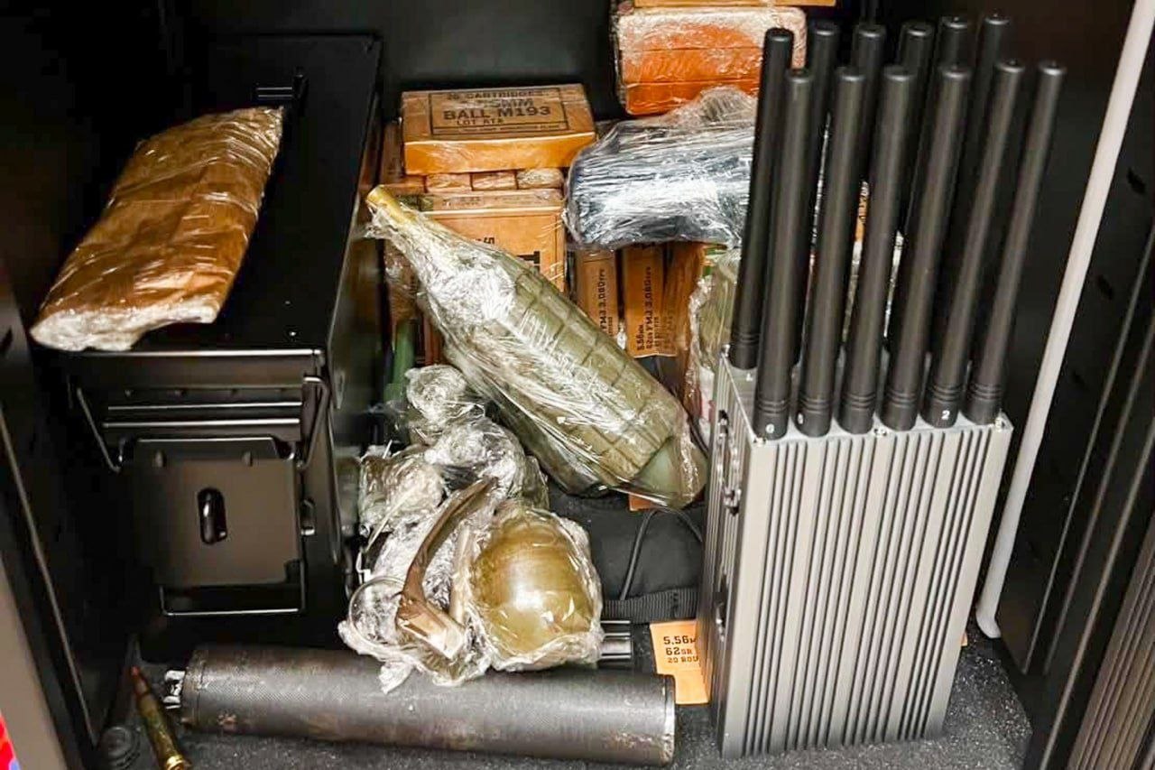 柬埔寨 警方发现C4炸药紧急疏散居民！中国男子车祸后牵出军火库，手机内惊现实弹训练视频