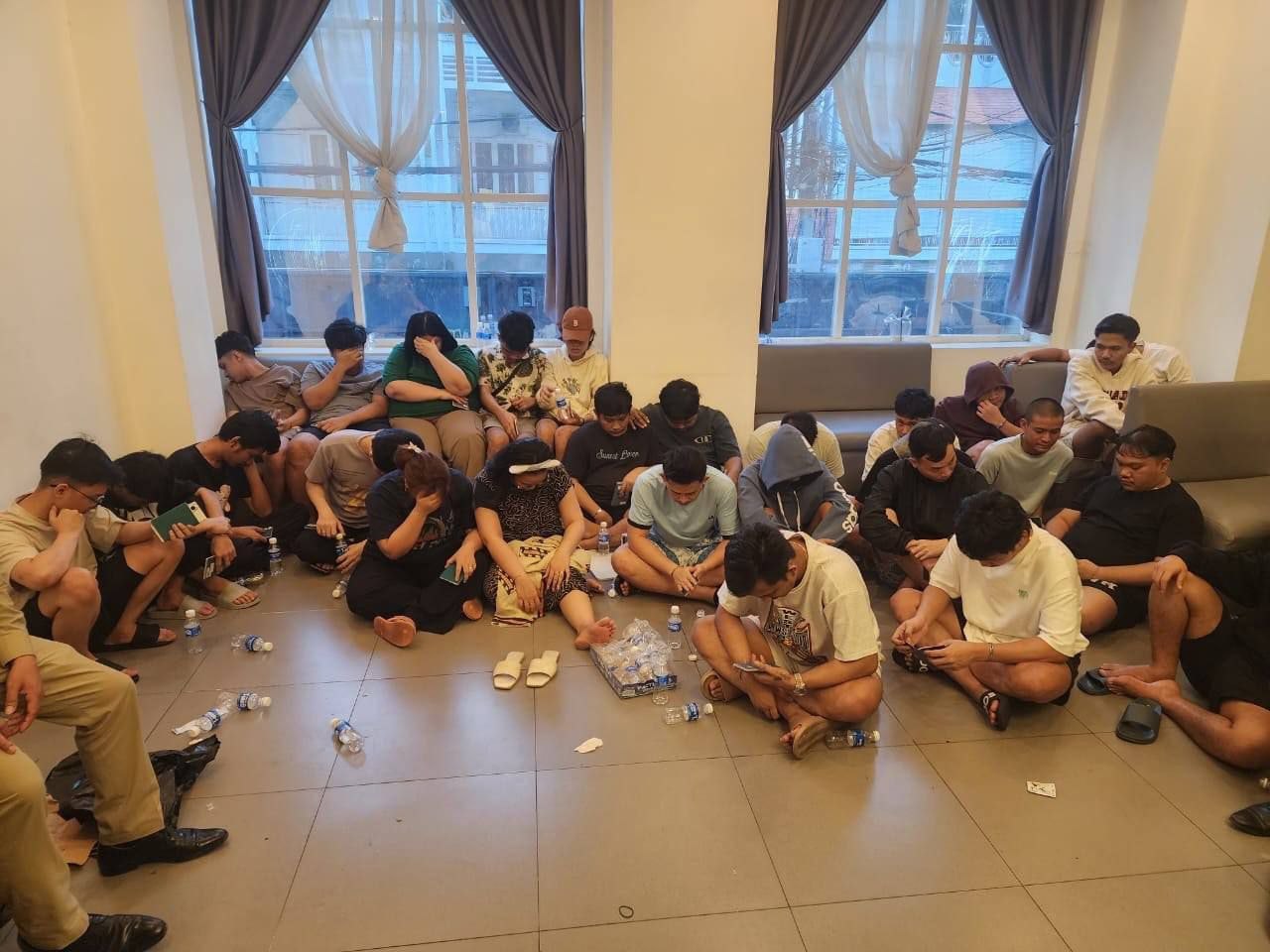 金边 9层酒店藏55名印尼人！警查获280部手机，专骗同胞搞“杀猪盘”