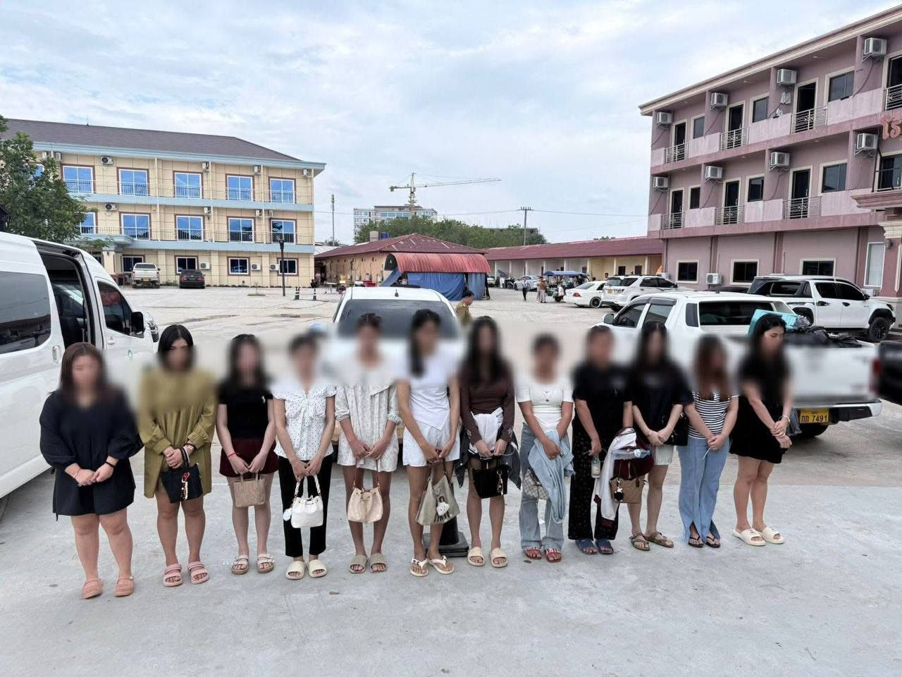 国际新闻 老挝金三角特外“99酒吧”今天抓捕159人【实际200多人，其余人数充值成功了】
