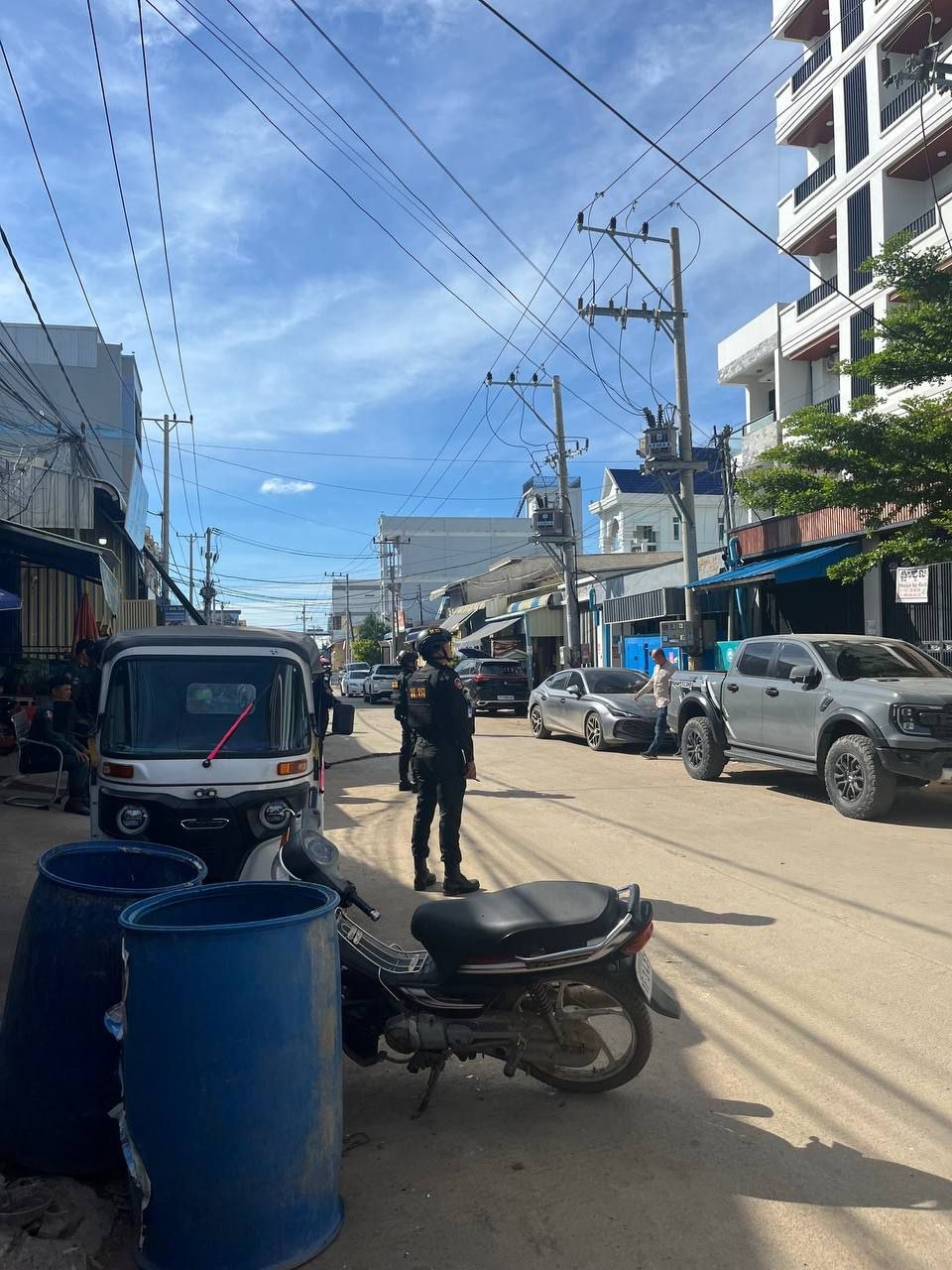 波贝突发 🇰🇭波贝又一栋楼被围了，这栋楼就在医院旁边，现在楼下已经被好几个宪兵堵住了