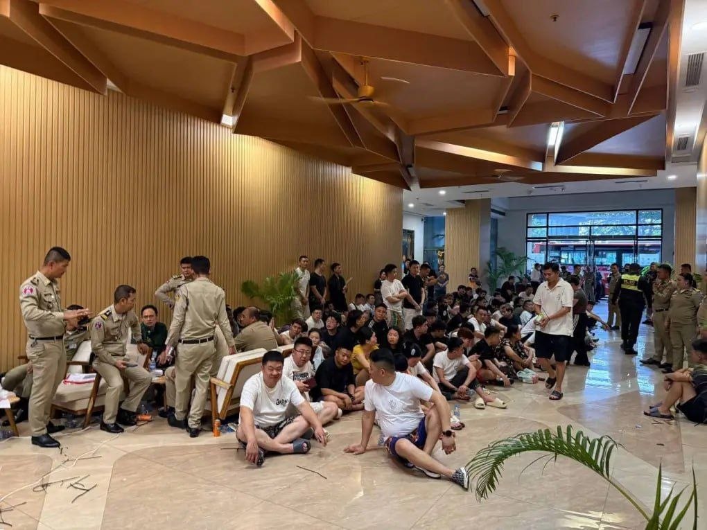 一个傻逼 #带工作手机回国被海关抓了 导致50多人被连累‼️