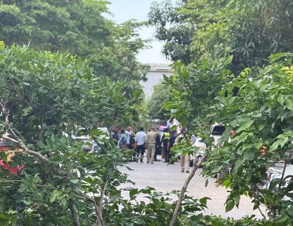 🇰🇭金边森速区永旺二附近的金梦小区有宪兵和移民局的人在挨家挨户的检查护照，小区出口被围了，连苍蝇出去也要检查一下生殖器