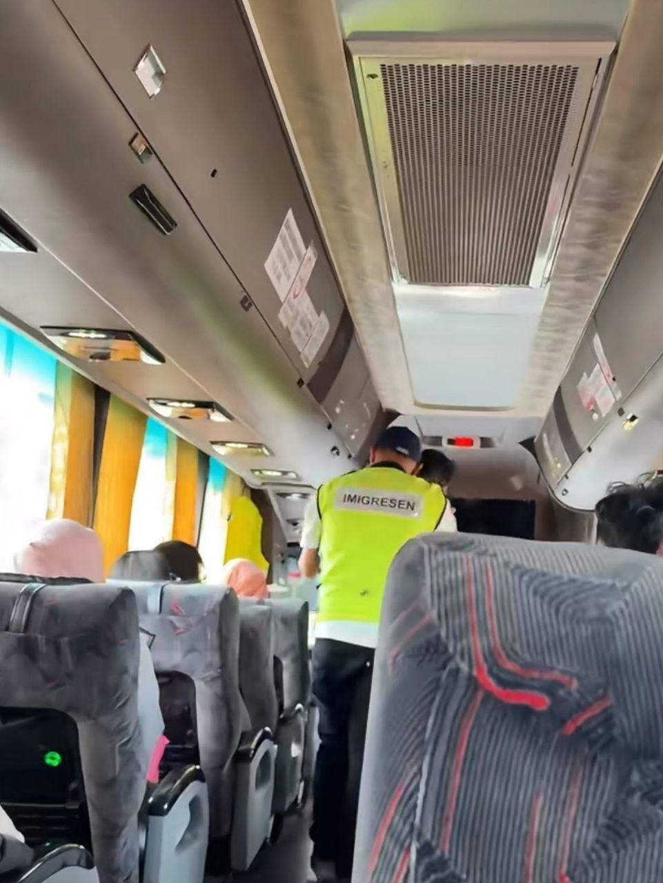 马来西亚吉隆坡现在整天疯了一样查车,大巴车都要拦下检查护照、签证是否逾期。