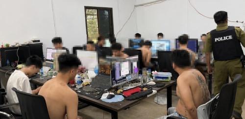 老挝新闻 老挝突袭 #别墅诈骗窝点！24名中国打野被捕⚠️