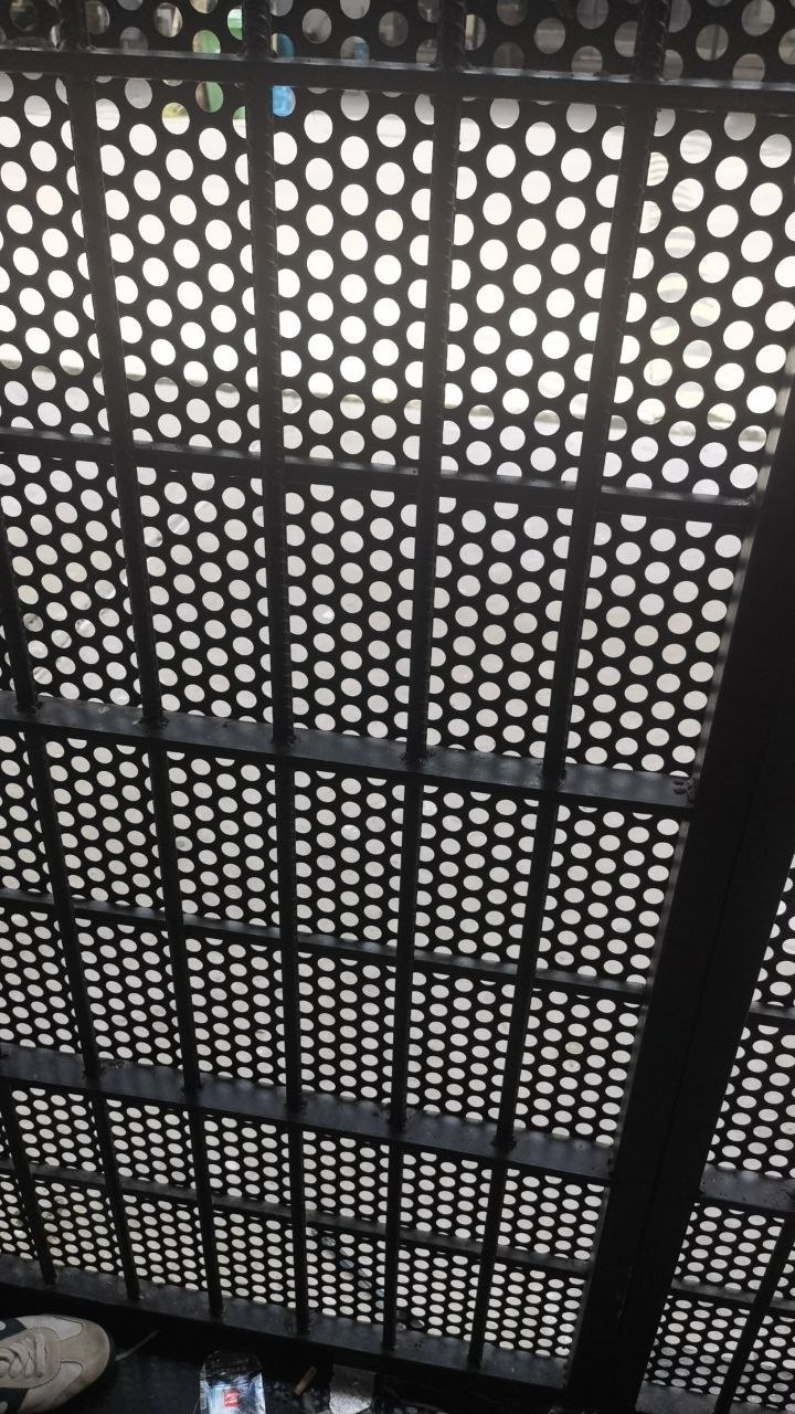 我现在就在安置点 已经呆了一个多星期了,说实话我在这之前一直很不安,我怎么也想不通我来时候想的是风风光光的回去,但现在就真的成了一场空,从缅甸逃到波贝,听了这首歌我回首这些年,突然也是释怀了,像我这样的人柬埔寨有千千万万,可能怎么办呢,谁都想风风光光回国,可落了个等待审判的地步,我觉得之前我一直不安是我不甘心,现在我释怀了,既然做了这行也应该承担风险,只能说我是不幸的,既然已经这样了那我也不在挣扎了。