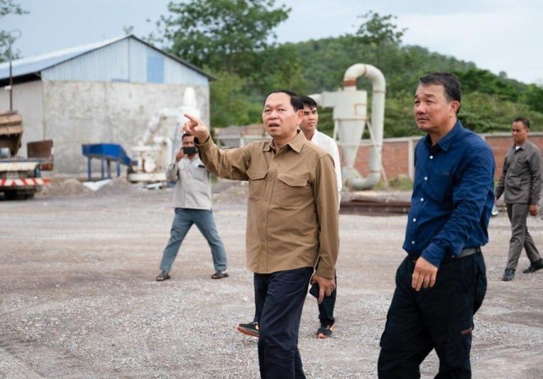 柬埔寨新闻 柬埔寨农村发展部长蔡日森率团实地视察班迭棉吉省一条新建双层沥青路。