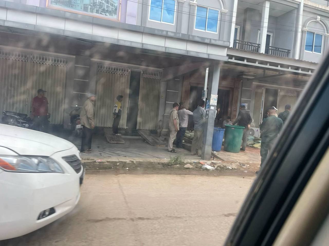 实时消息 #金边桑园区排屋！警察+宪兵联合检查，挨户排查！大家注意安全