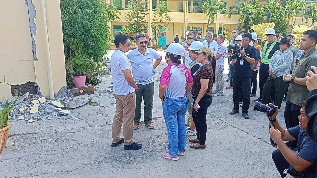 菲律宾地震 马科斯赴震区视察 加快重建,发放援助金